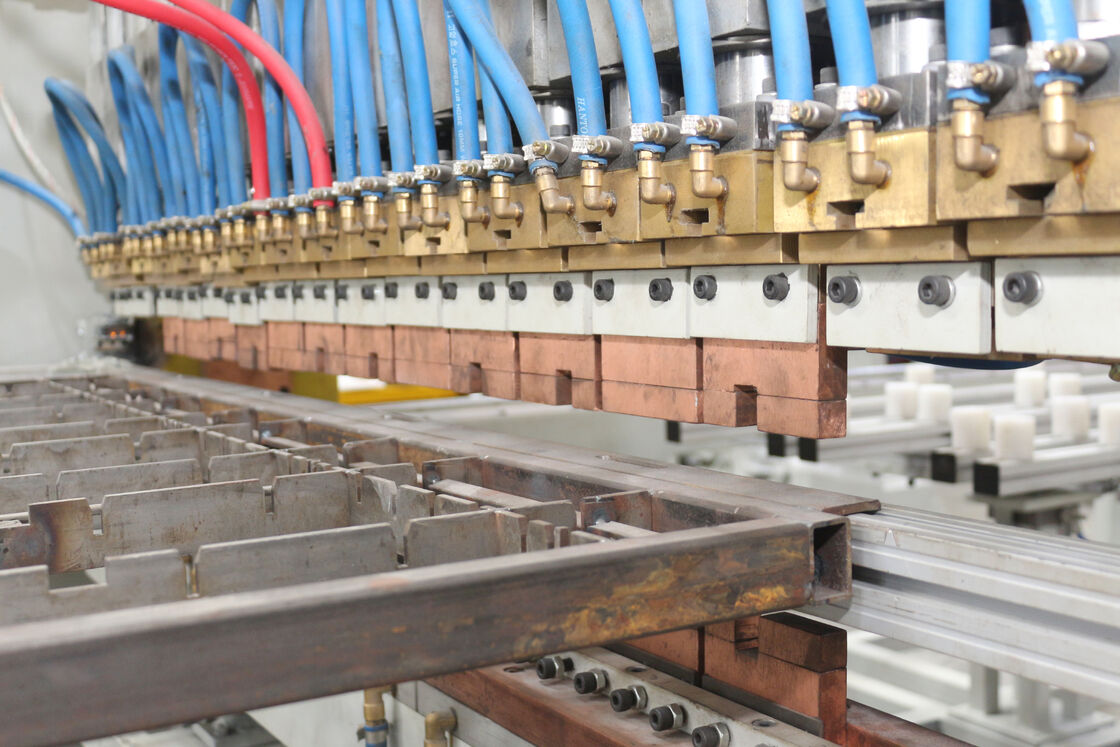 자동화 고속 냉장고 콘덴서 용접 기계 사용자 정의 할 수 있는 와이어 튜브 콘덴서 생산 라인 및 통합 용접 및 굽기