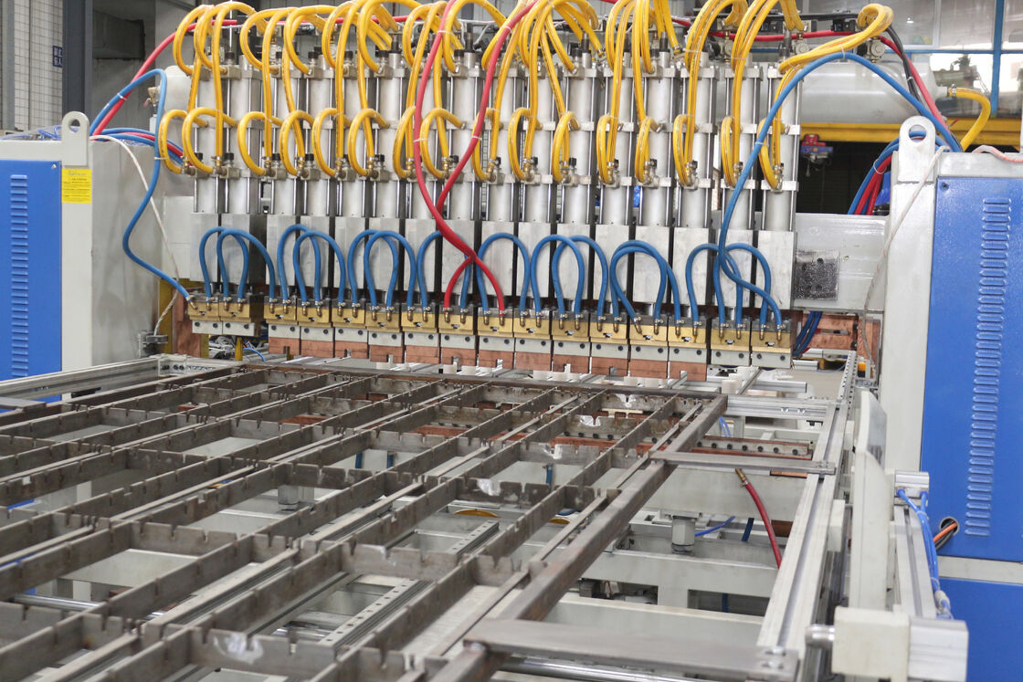 자동화 고속 냉장고 콘덴서 용접 기계 사용자 정의 할 수 있는 와이어 튜브 콘덴서 생산 라인 및 통합 용접 및 굽기